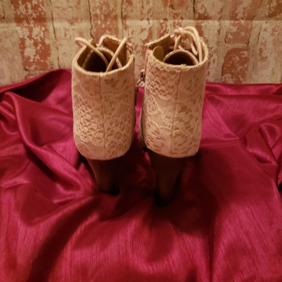 Blush bootie heeled in Size 7 NWOT - Picture 2 of 5